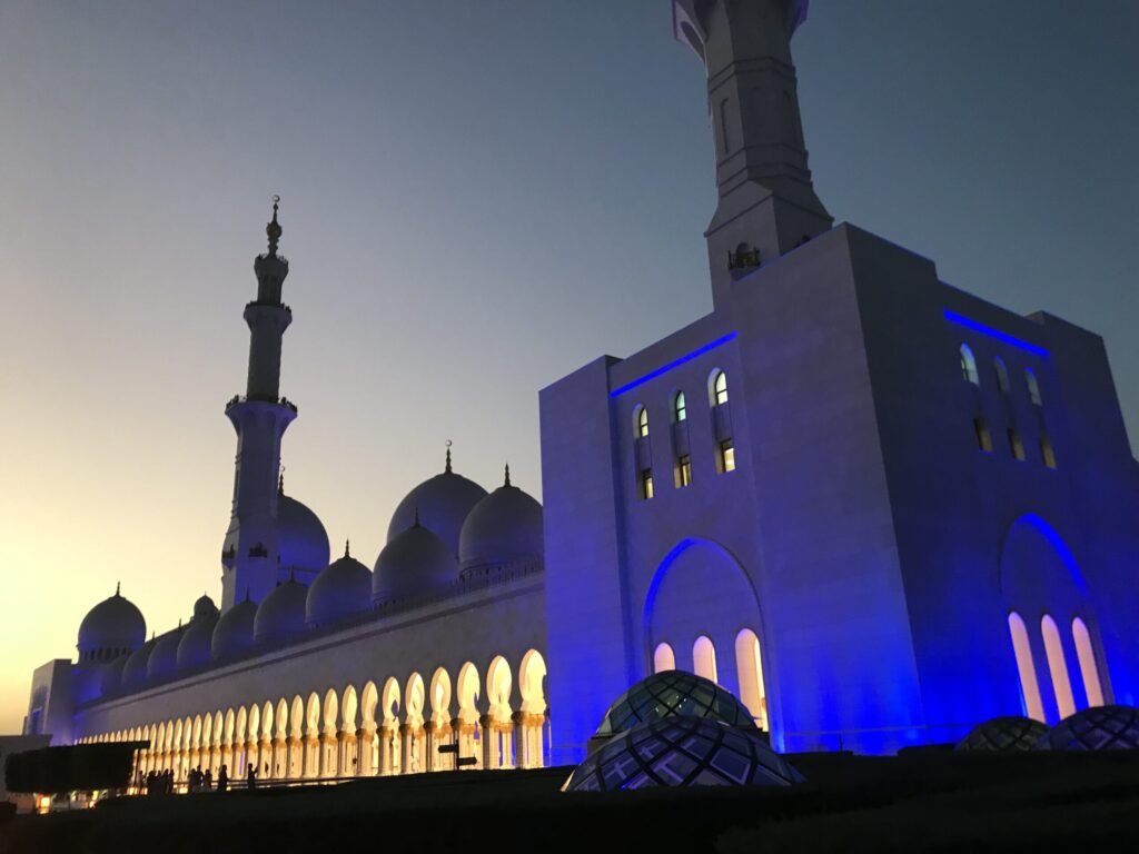 ライトアップされたグランド・モスク